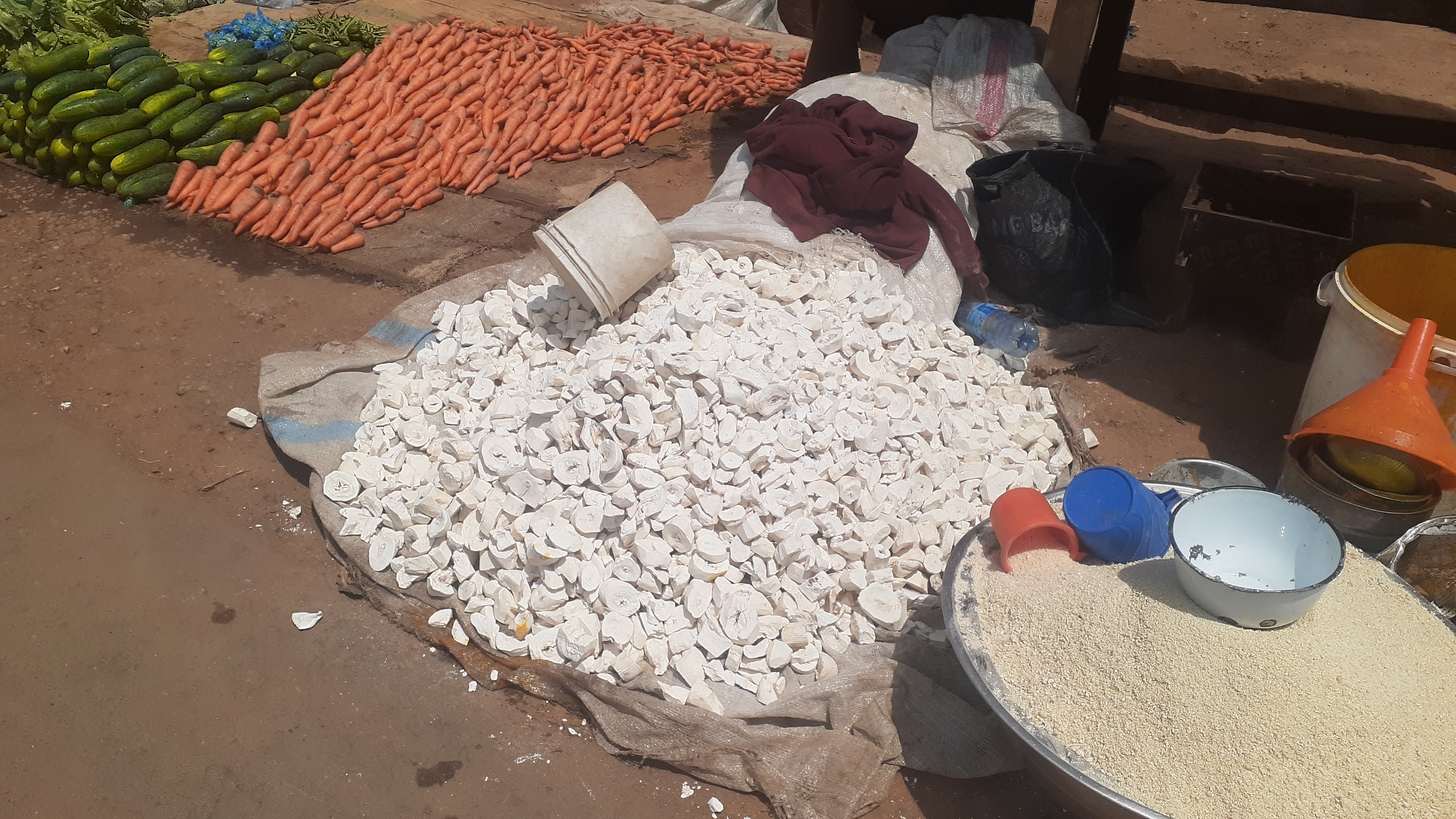 Whole sun-dried cassava roots supplied in bulk